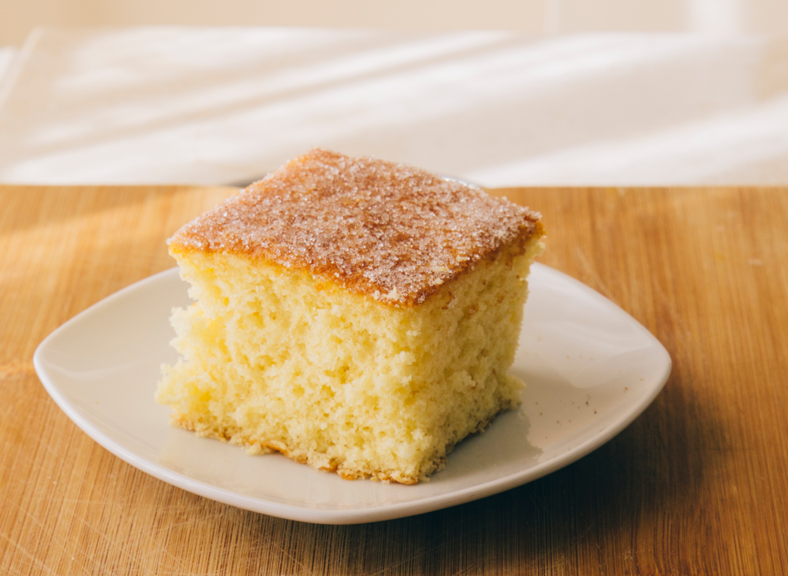 pedaço de bolo de milho em um prato branco